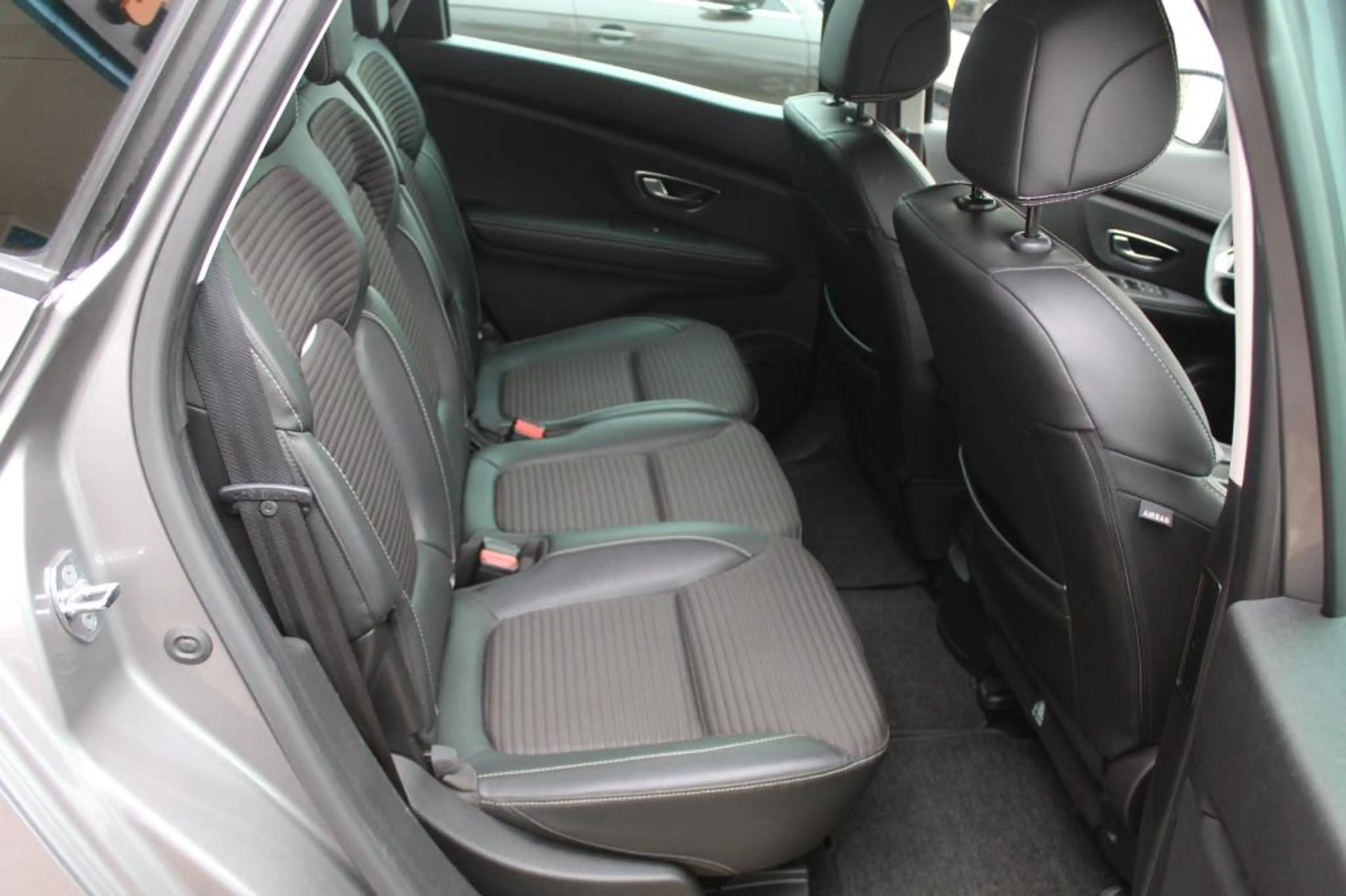 Renault Scenic 1.3 TCe Limited Automaat — photo 10
