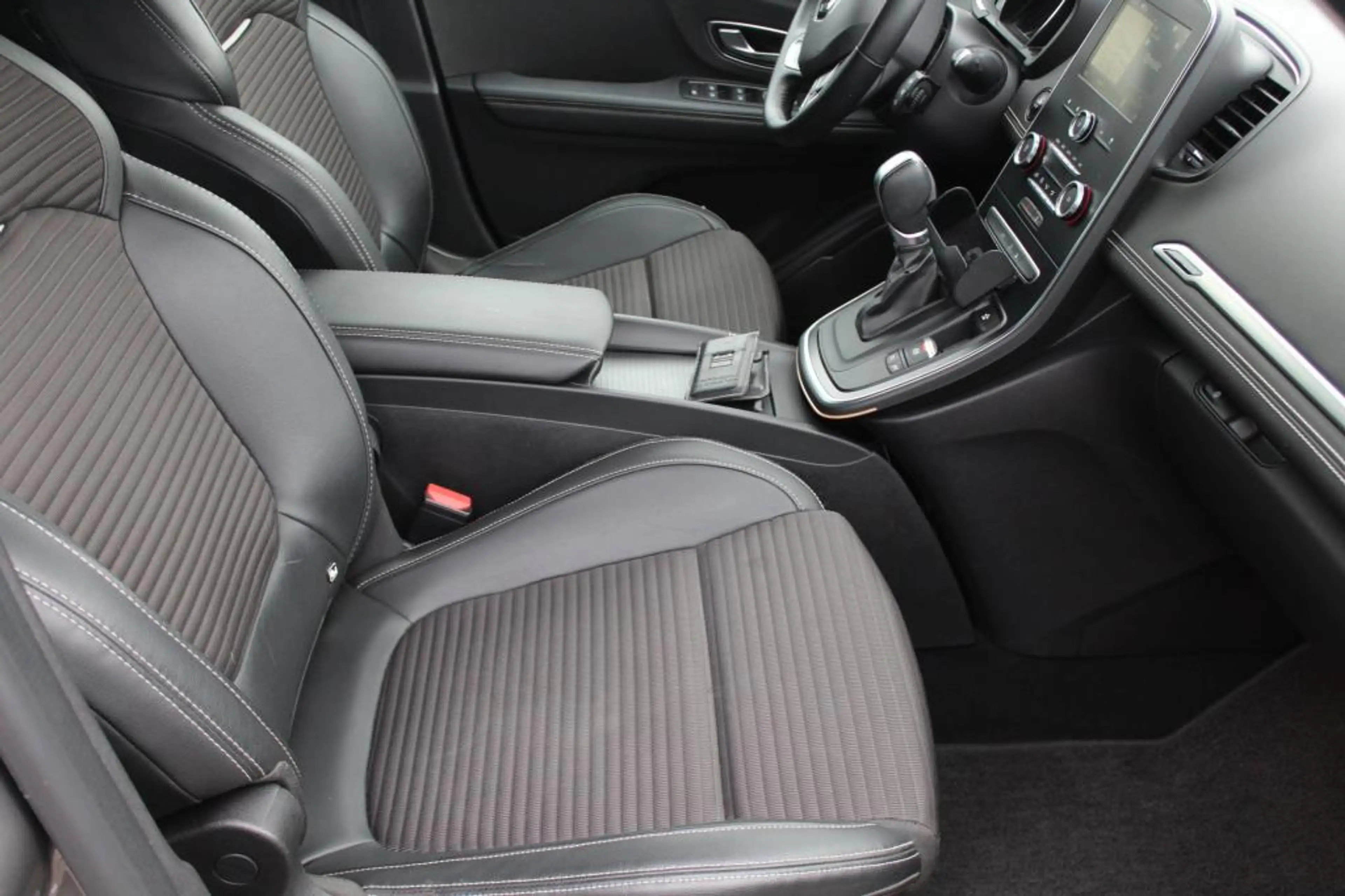 Renault Scenic 1.3 TCe Limited Automaat — photo 9