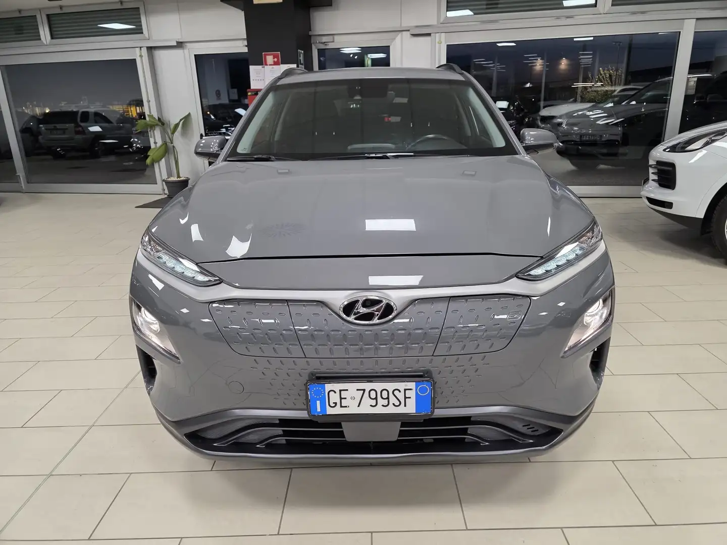 Hyundai KONA 64 kWh 204cv Xprime+ Safety Pack long range 500 km Grigio - 2