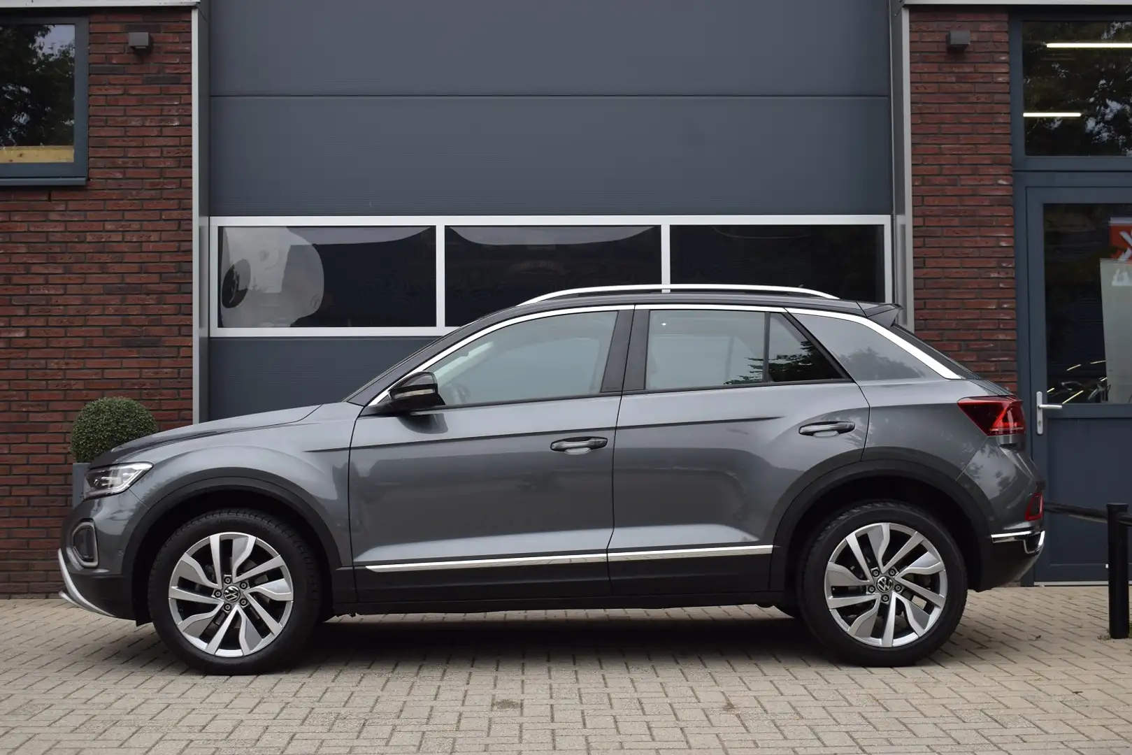 Volkswagen T-Roc 1.5 TSI 150pk DSG Style | Panoramadak | Camera | I Gris - 2