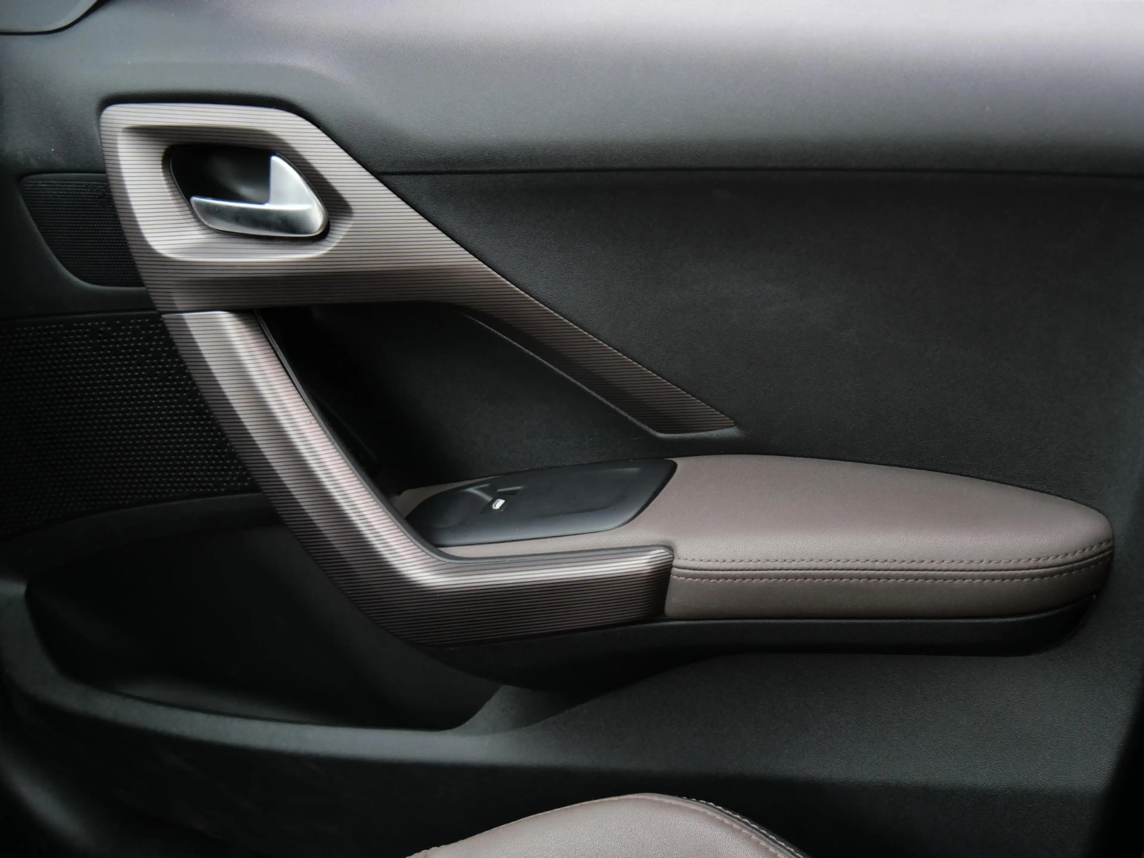 Peugeot 2008 1.6VTi FELINE/ PANORAMADAK/ TREKHAAK/ ALL-SEASON/ — photo 12