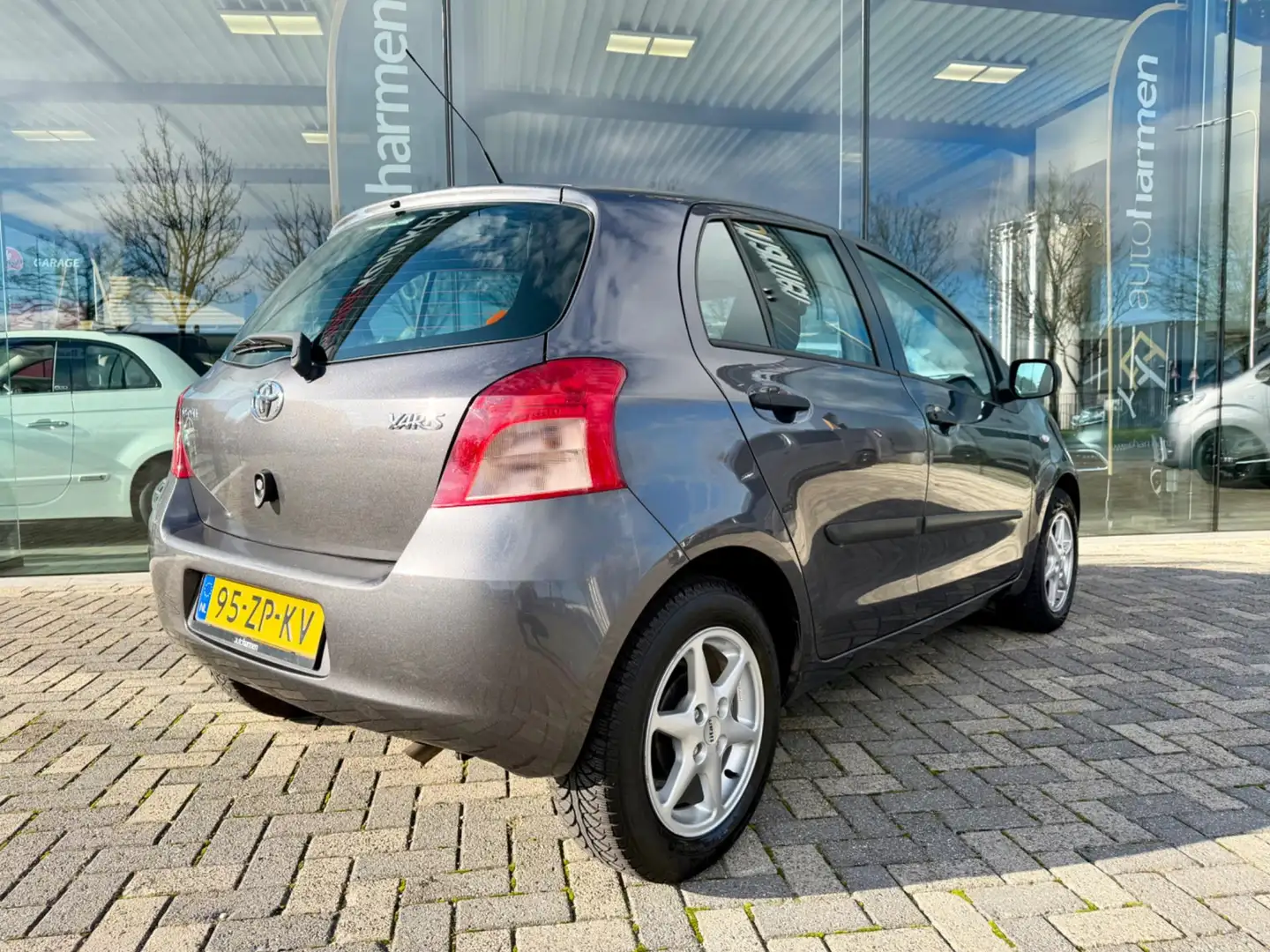 Toyota Yaris 1.3 VVTi Terra, 5-deurs, NAP, 1e eigenaar, AIRCO Grijs - 2