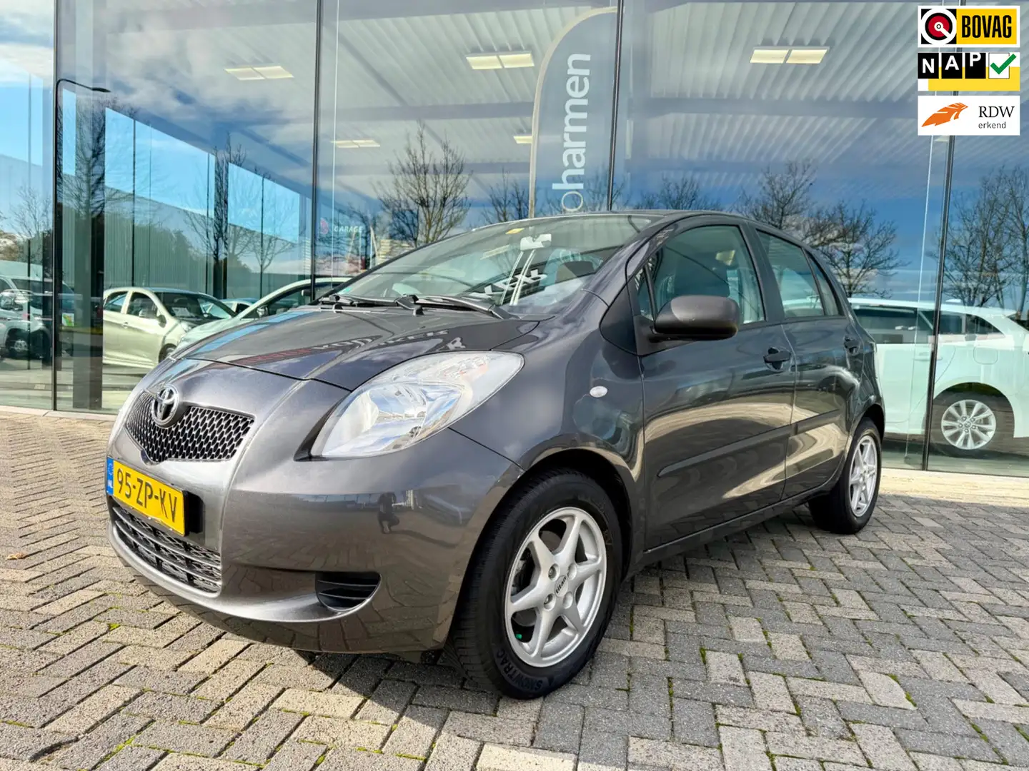 Toyota Yaris 1.3 VVTi Terra, 5-deurs, NAP, 1e eigenaar, AIRCO Grijs - 1