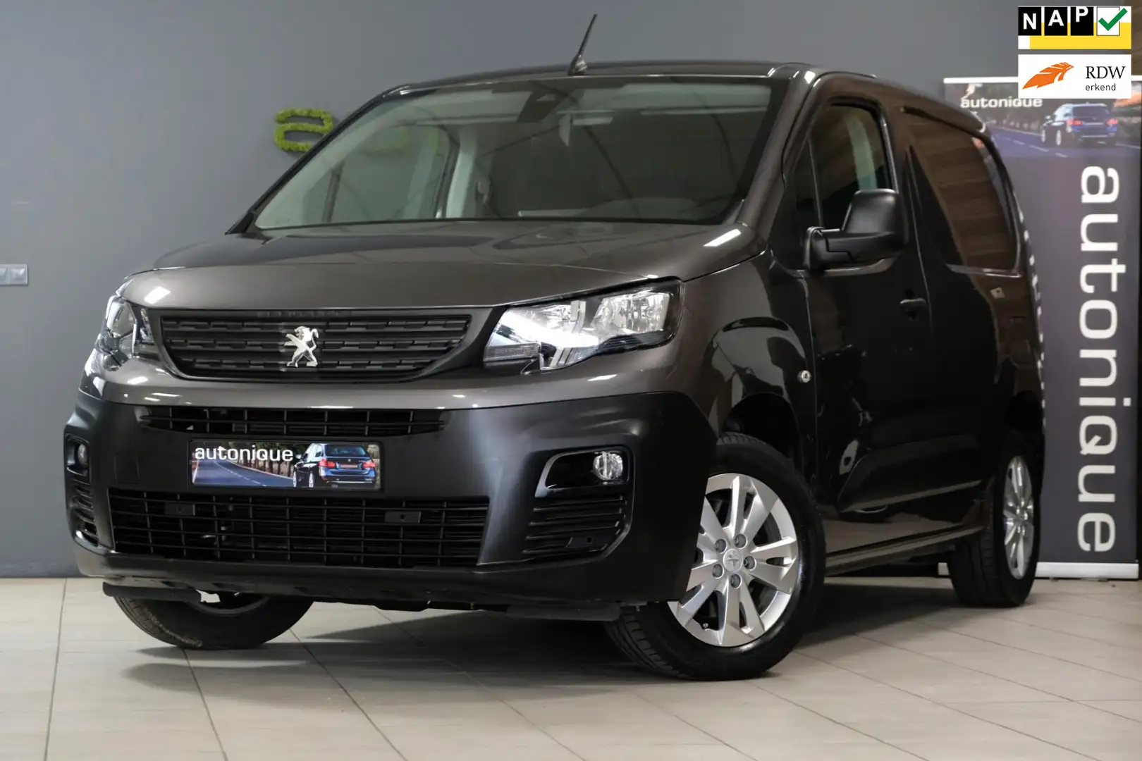 Peugeot Partner 1.2 PureTech *Automaat|3 Zits* Navigatie+Achteruit Grijs - 1
