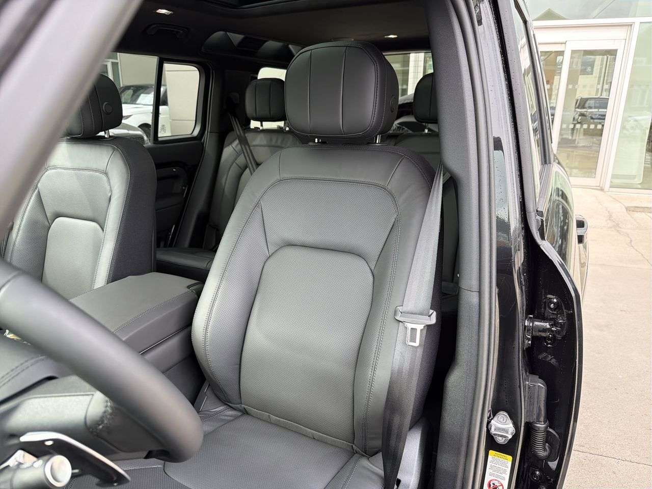 2026 Land Rover Defender 110 P525 V8 thumb 8
