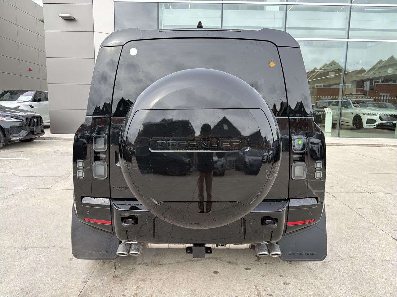 2026 Land Rover Defender 110 P525 V8 alt 4