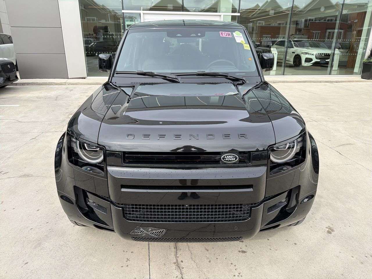 2026 Land Rover Defender 110 P525 V8 alt 3
