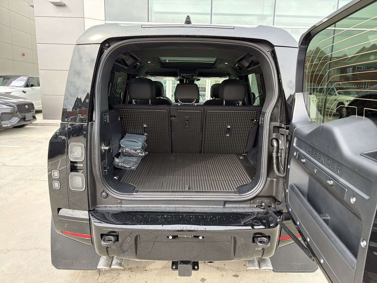 2026 Land Rover Defender 110 P525 V8 thumb 21