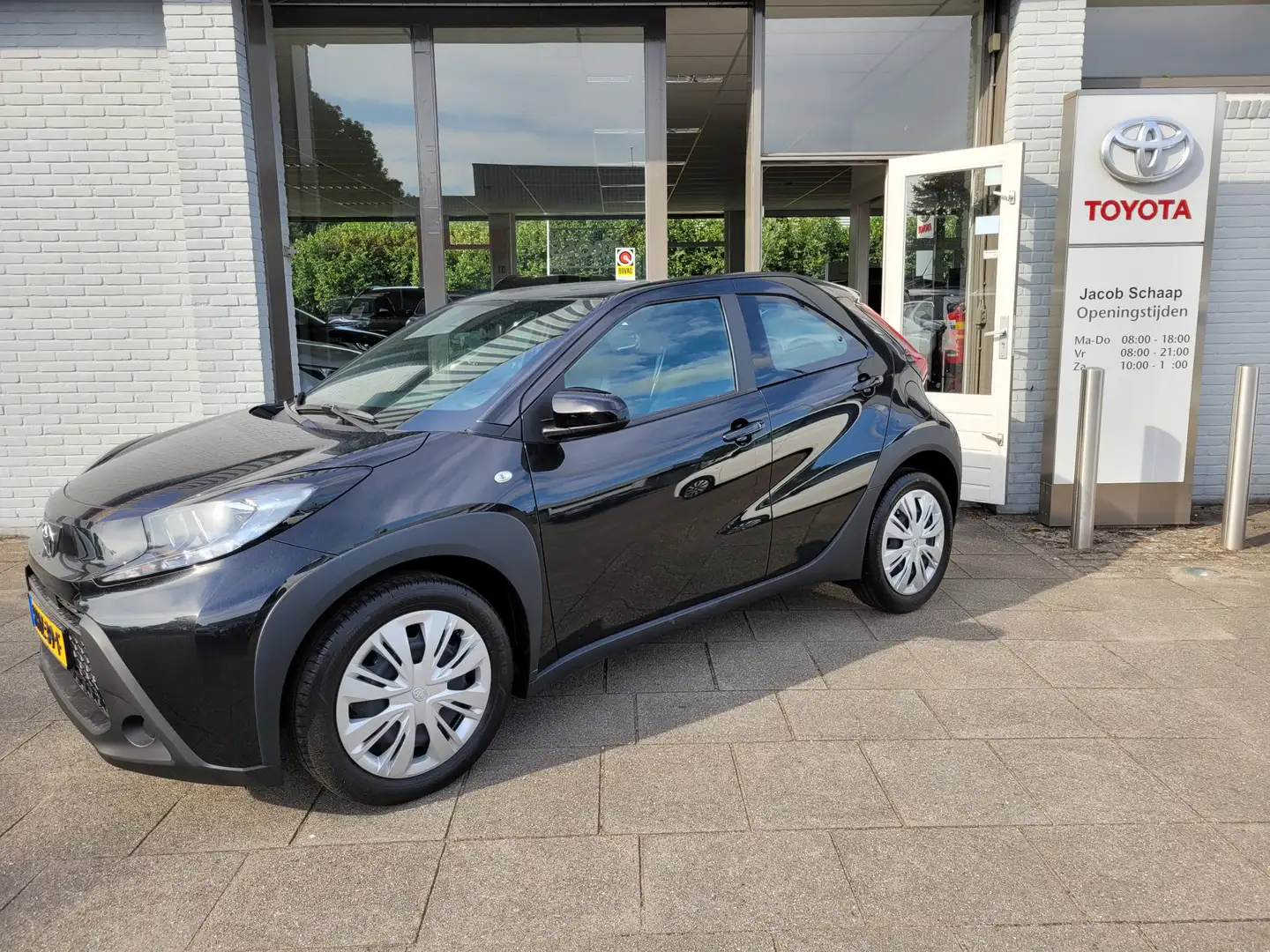 Toyota Aygo X 1.0 VVT-i MT Play 72 pk | Adaptive Cruise Control Negro - 1