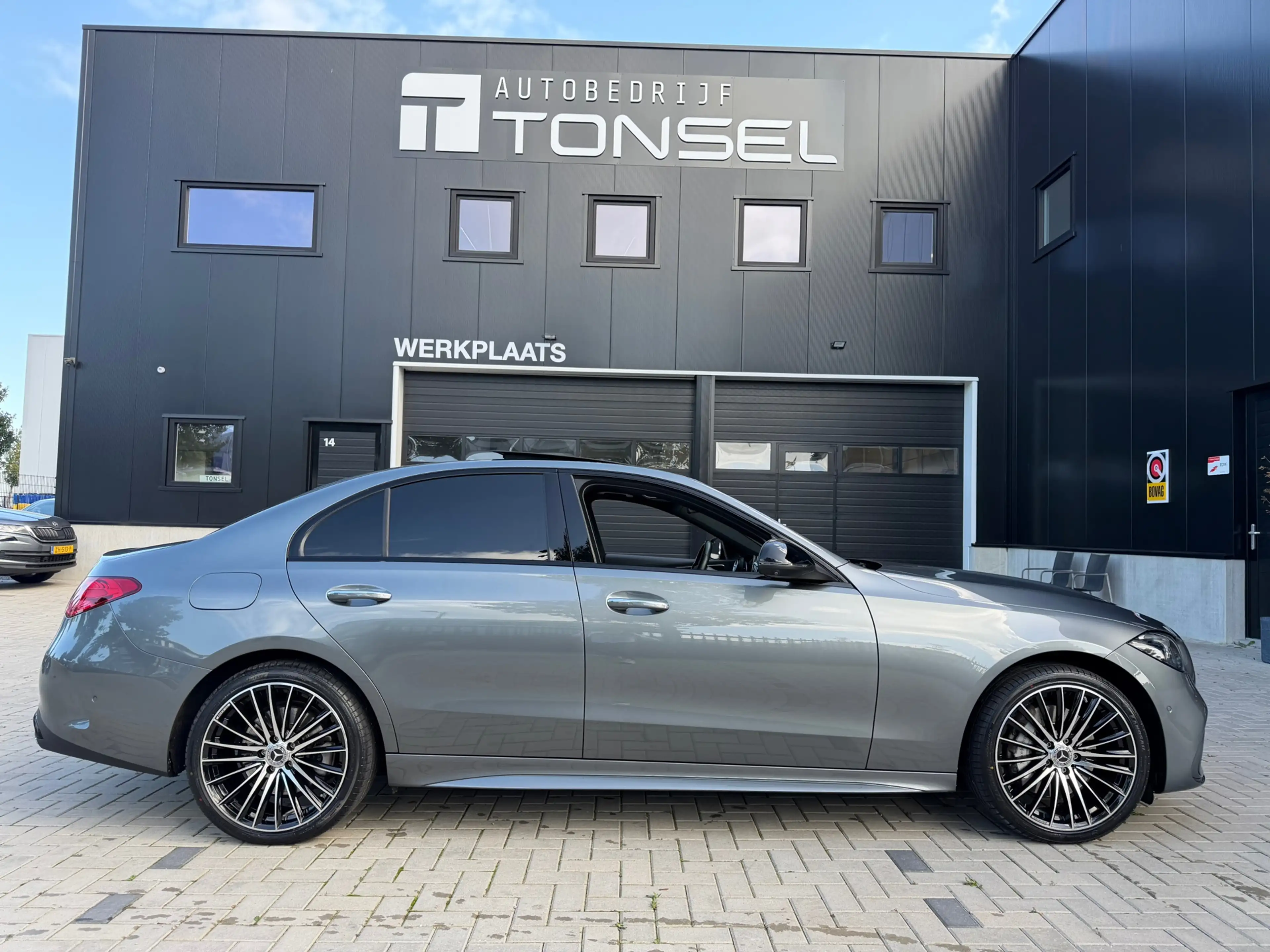 Mercedes-Benz C 300 e AMG Line / Pano / Burmeister / 360 Camera / 19" — photo 7