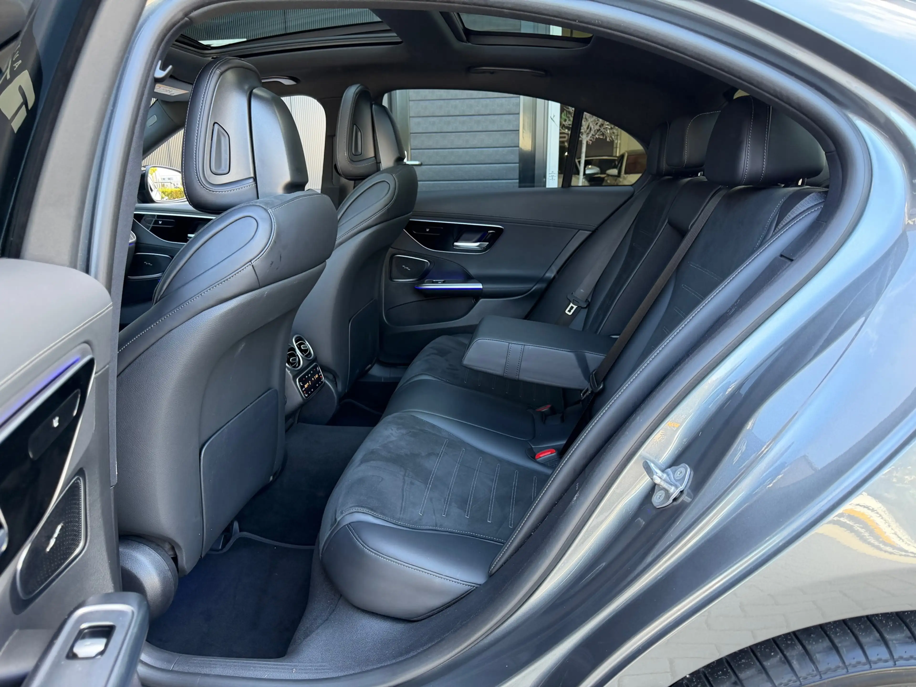 Mercedes-Benz C 300 e AMG Line / Pano / Burmeister / 360 Camera / 19" — photo 12