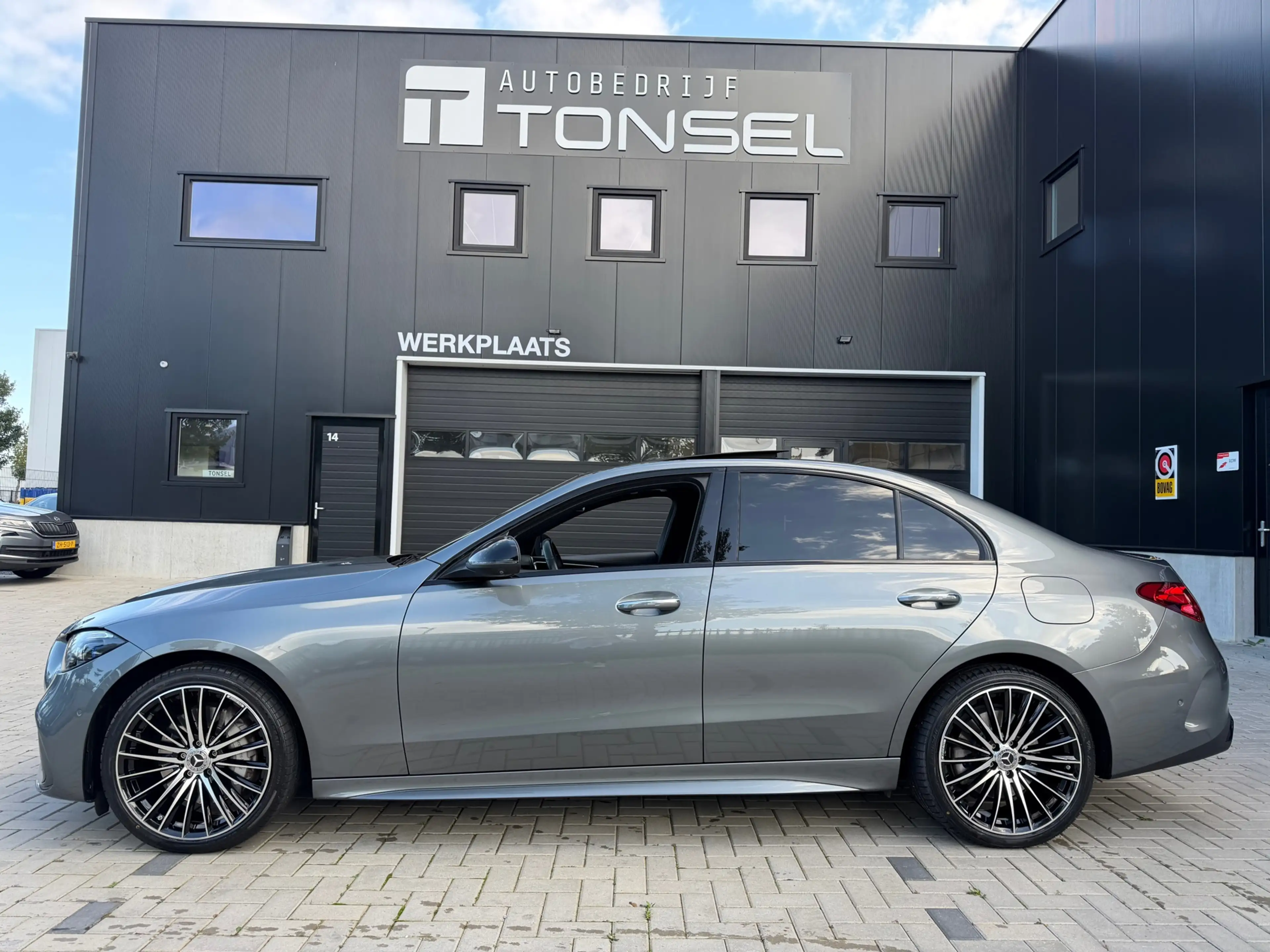 Mercedes-Benz C 300 e AMG Line / Pano / Burmeister / 360 Camera / 19" — photo 2