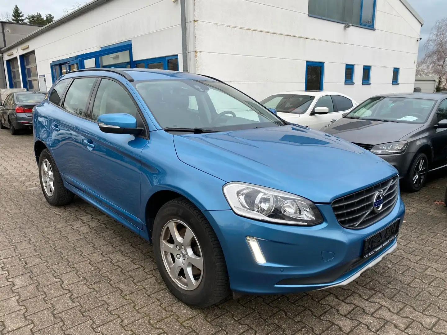 Volvo XC60 Kinetic 2WD Blau - 2