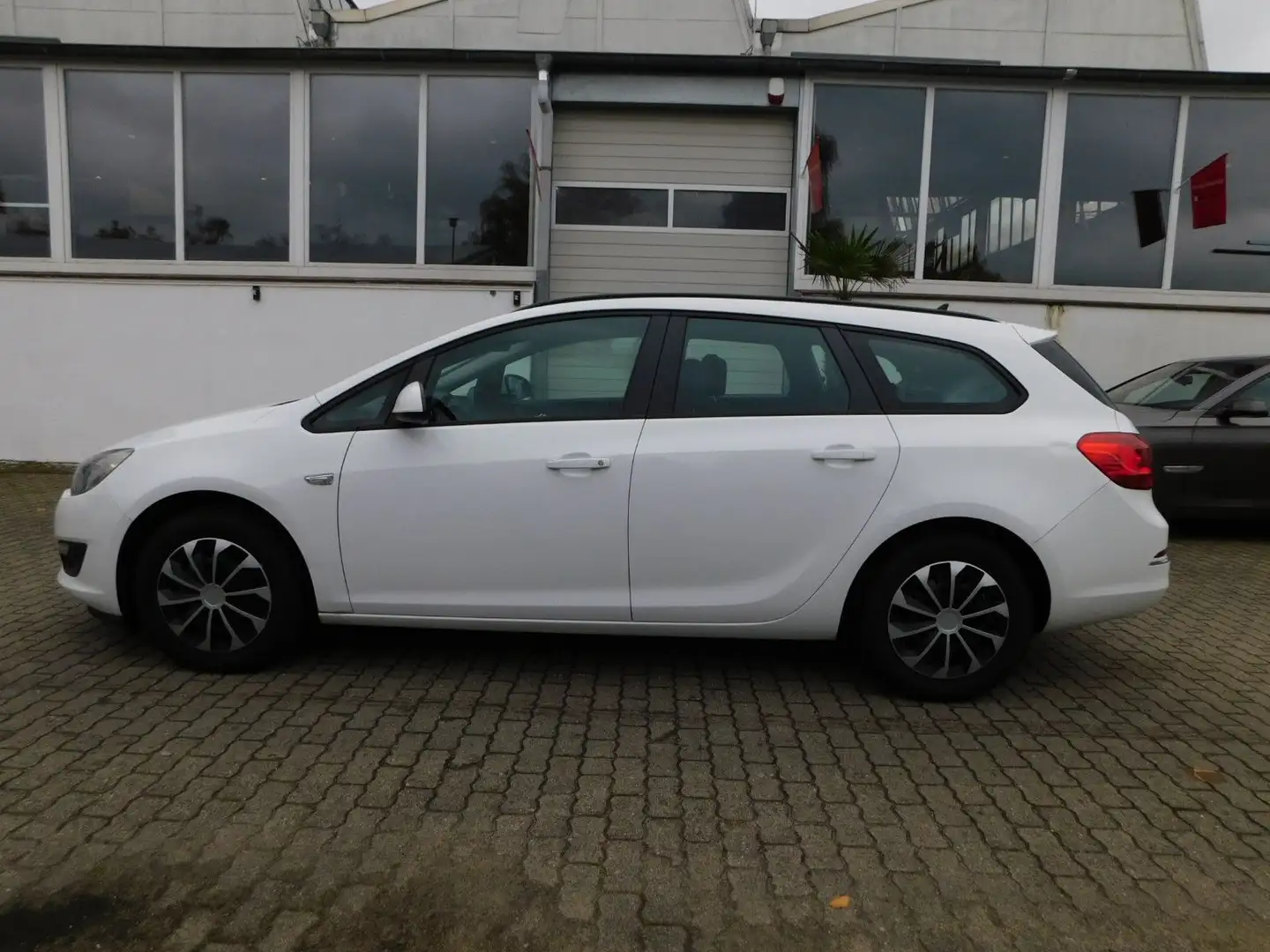 Opel Astra J Sports Tourer Edition*1HD*Scheckheft*EU6 Weiß - 1