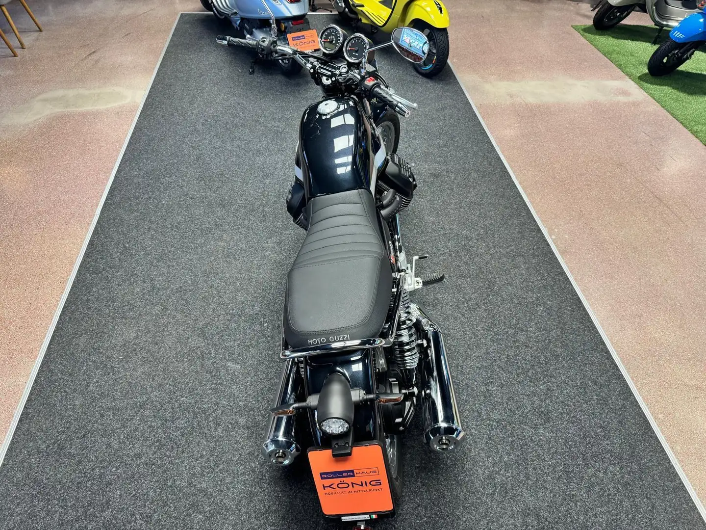 Moto Guzzi V7 IV SPECIAL E5 SILVER STRIPE Noir - 1