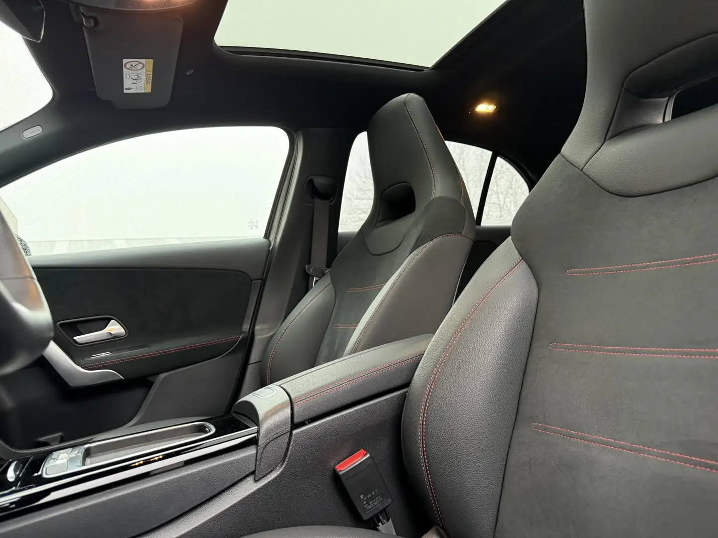 Mercedes-Benz A 250 e Hatchback AMG Line | Panoramisch Dak | Nightpack Gris - 2