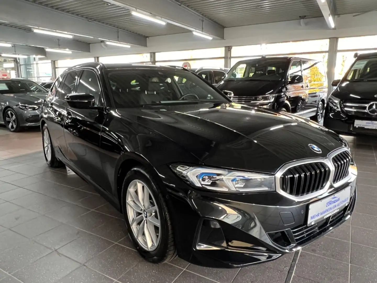 BMW 318 d Touring Innovation+Parkassistent+ACC+AHK Černá - 2