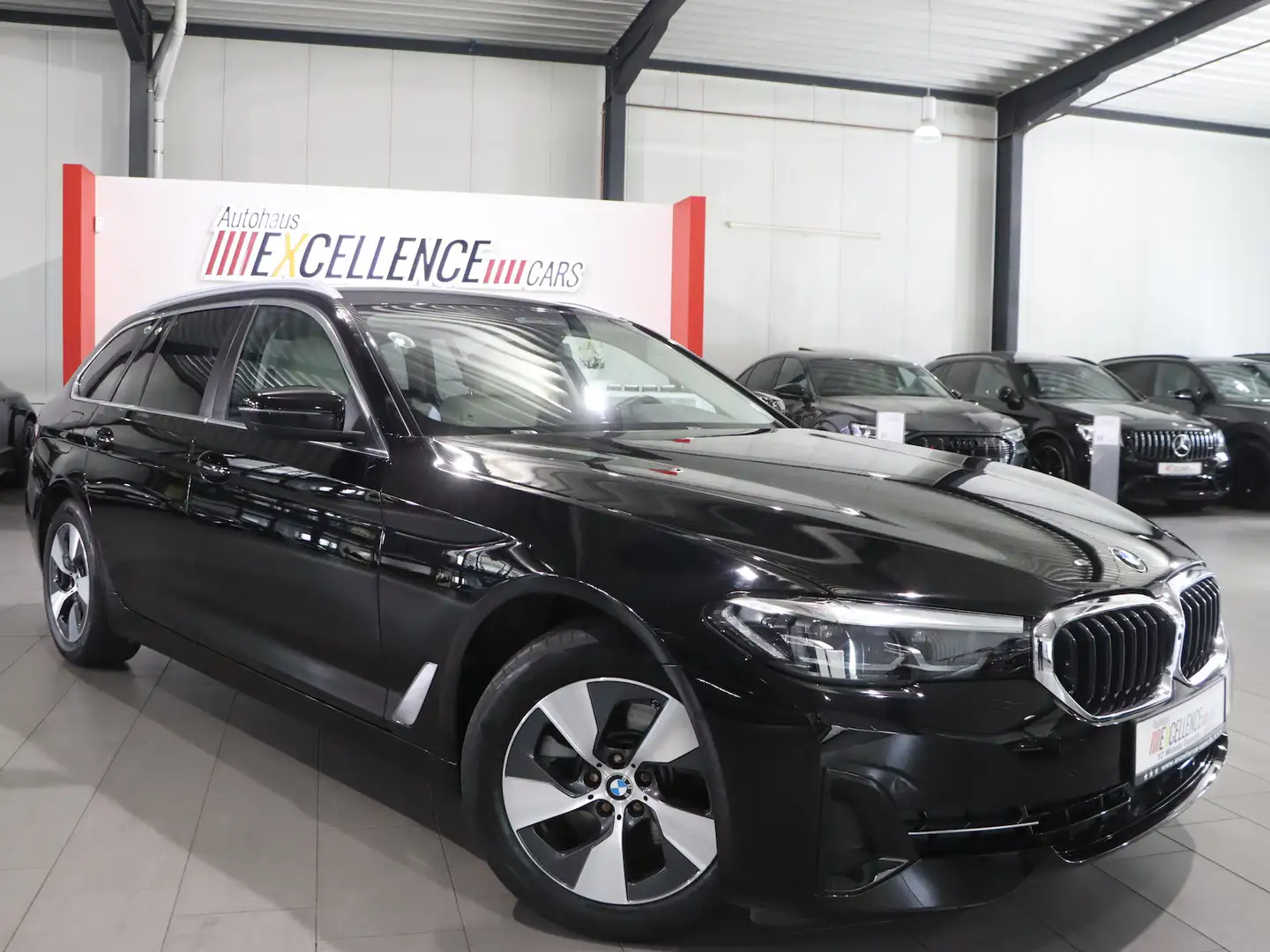 BMW 520 520d Touring BUSINESS / LIVE-COCKPIT+NAVI+360° Schwarz - 2