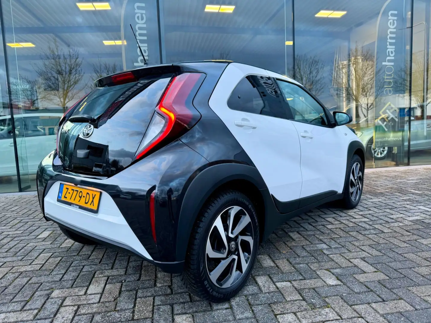 Toyota Aygo X 1.0 VVT-i MT Pulse, 2-tone, NAP, 1e eigenaar, CarP Weiß - 2