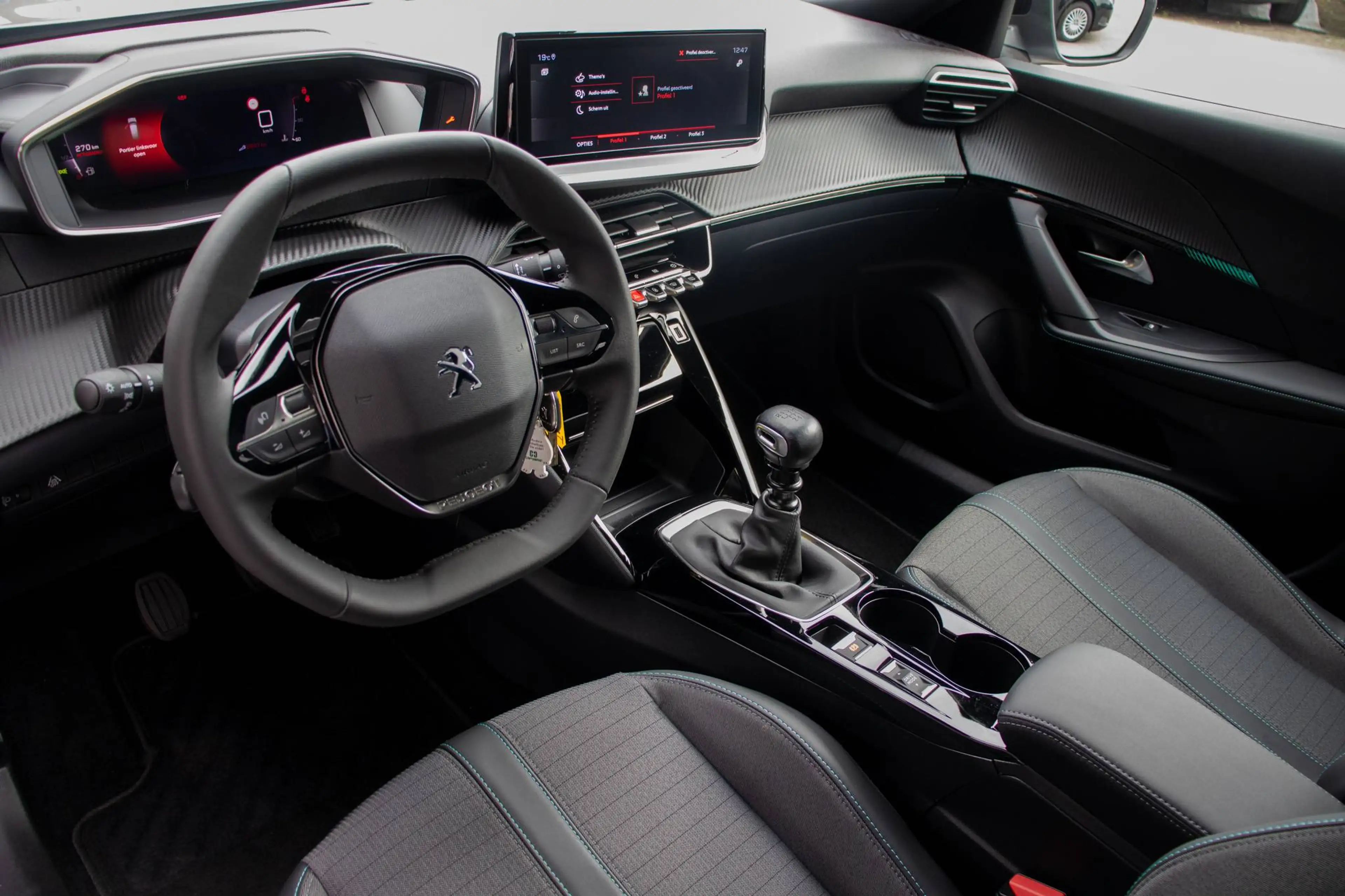 Peugeot 2008 1.2i PureTech Turbo / 2.547 KM / APPLE CARPLAY / CAMERA / 360° / 3D COCKPIT / CRUISECONTROL / AIRCO / LED — photo 12