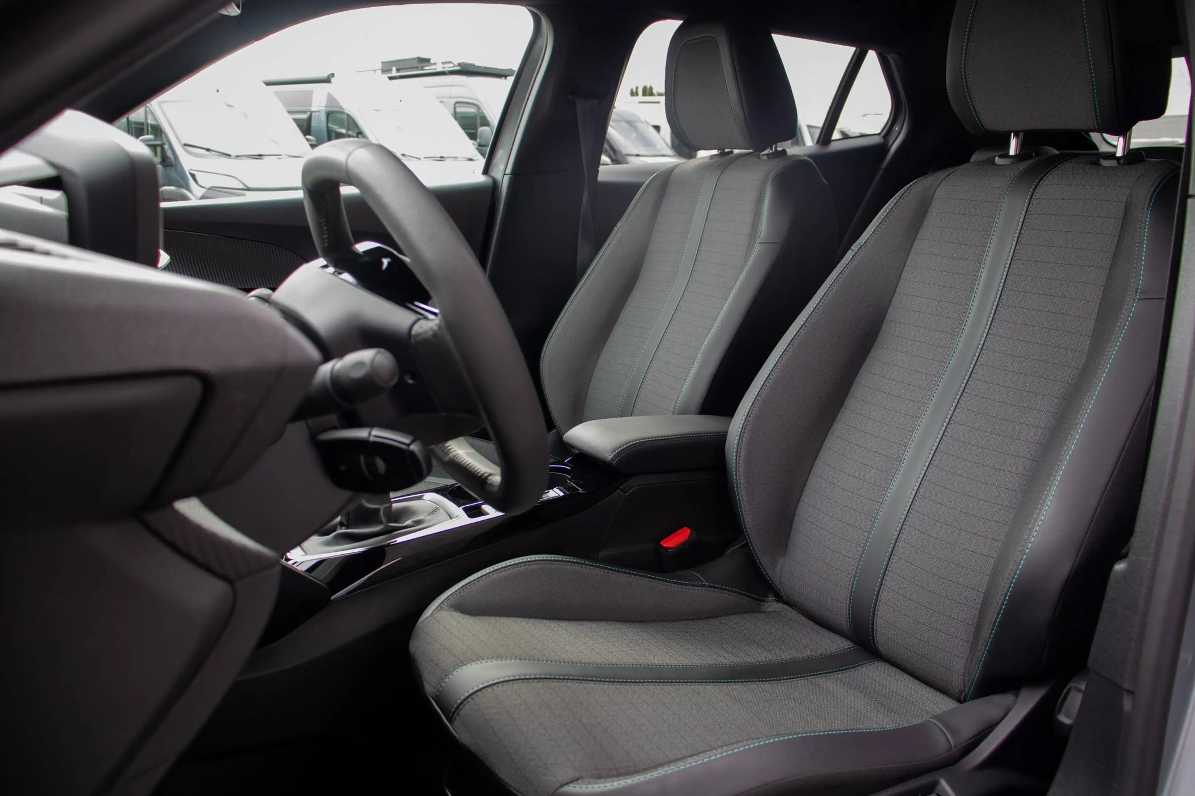 Peugeot 2008 1.2i PureTech Turbo / 2.547 KM / APPLE CARPLAY / CAMERA / 360° / 3D COCKPIT / CRUISECONTROL / AIRCO / LED — photo 13