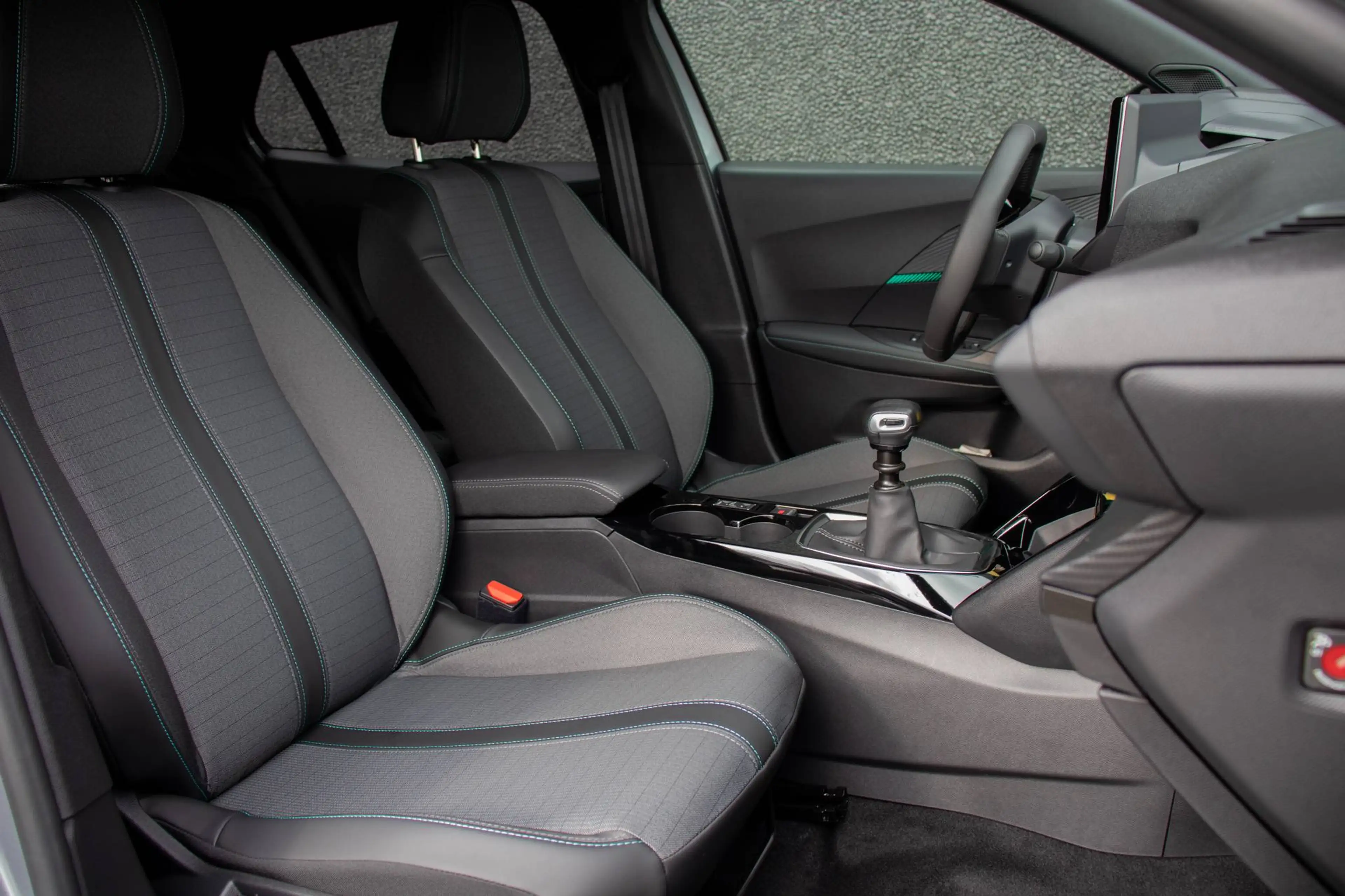Peugeot 2008 1.2i PureTech Turbo / 2.547 KM / APPLE CARPLAY / CAMERA / 360° / 3D COCKPIT / CRUISECONTROL / AIRCO / LED — photo 15