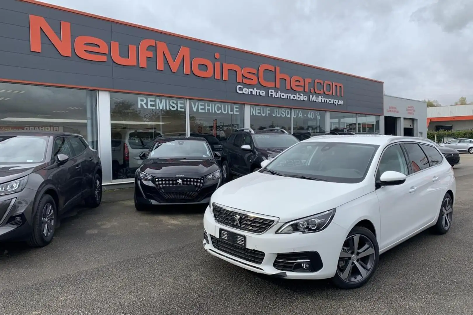 Peugeot 308 Allure 1.2i PureTech 130cv EAT8 Entretien complet PEUGEOT à jour + Attelage + Jantes 17 Blanc - 1