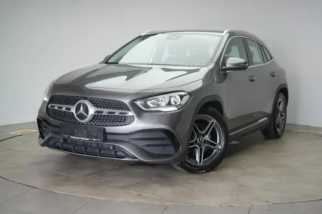 Mercedes-Benz GLA view 3