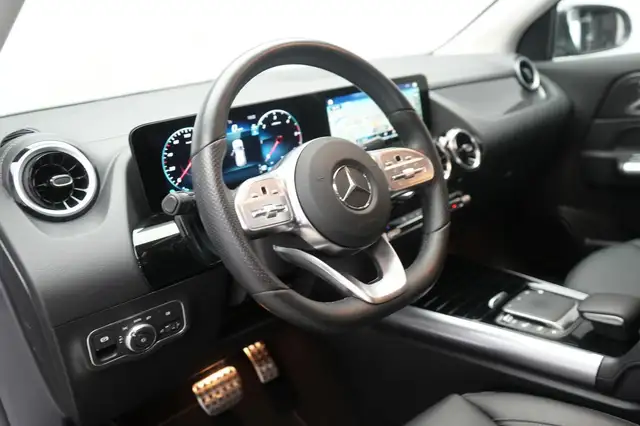 Mercedes-Benz GLA view 12