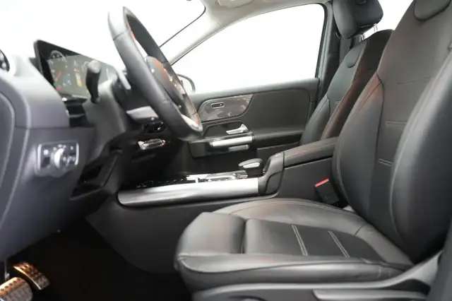 Mercedes-Benz GLA view 9