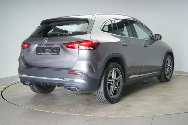 Mercedes-Benz GLA view 4