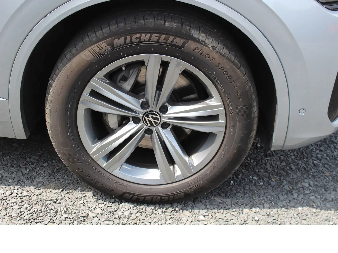 Volkswagen Touareg R-Line 4Motion/AHK/Luftfwk/PANO/STDHZ Silber - 2