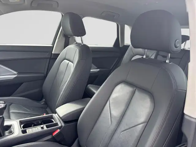 Audi Q3 view 10