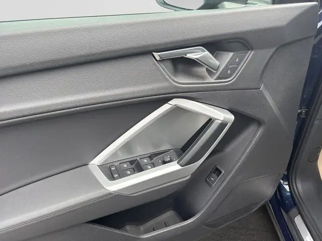 Audi Q3 view 14