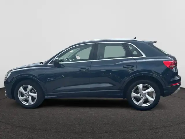 Audi Q3 view 9