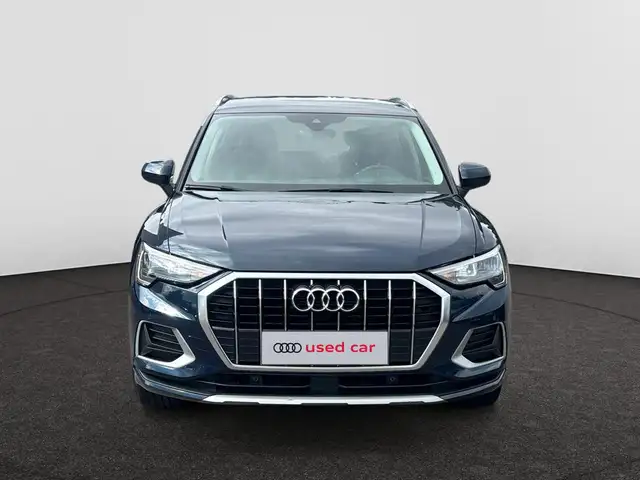 Audi Q3 view 3