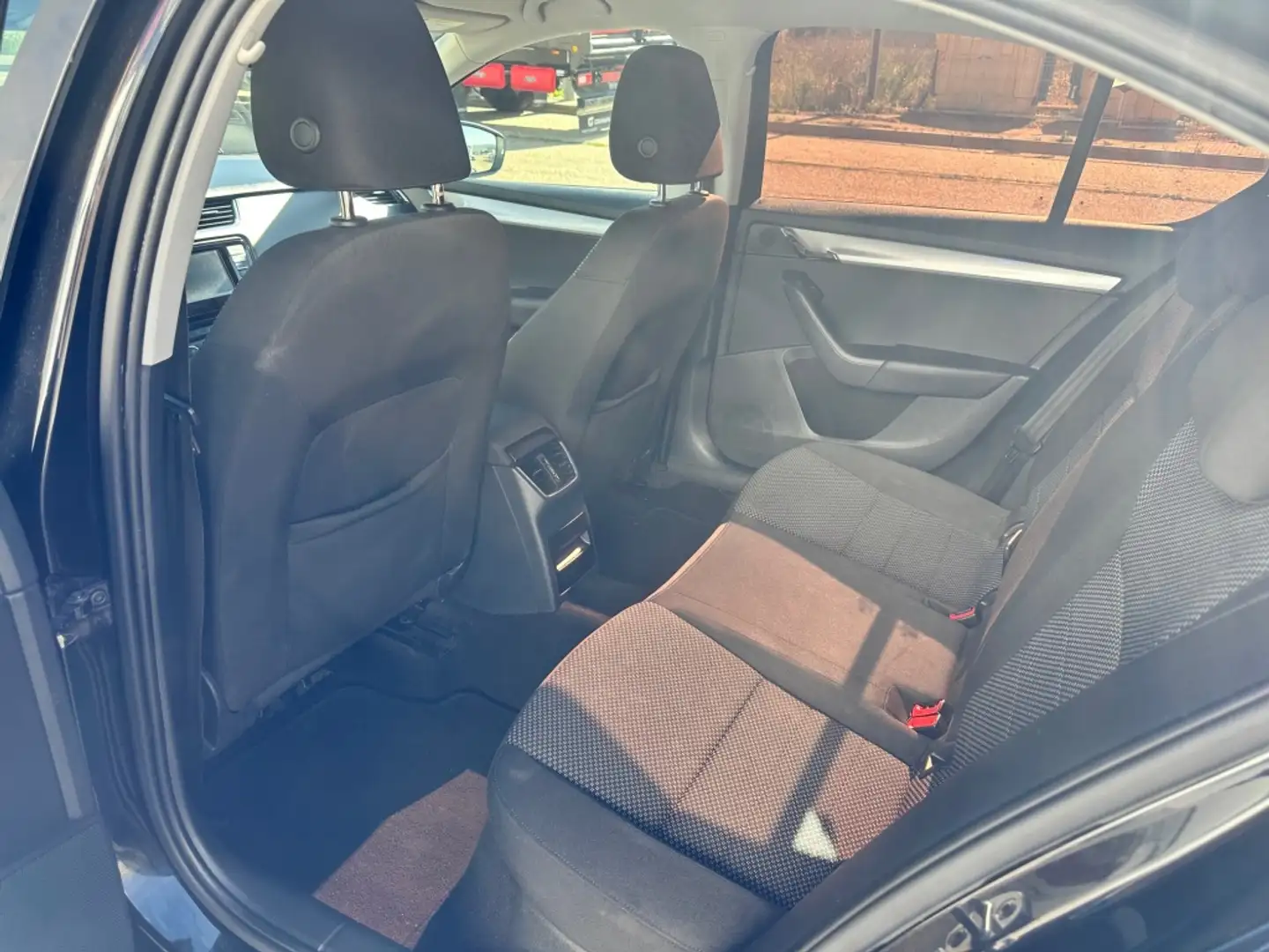 Skoda Octavia 1.6TDI CR Style DSG 110 Negro - 2