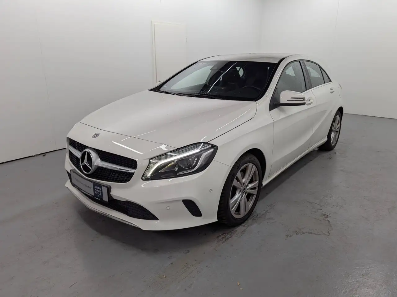 Mercedes-Benz A 180 1.6 Urban Navi LED Klima SHZ — photo 1 of 39