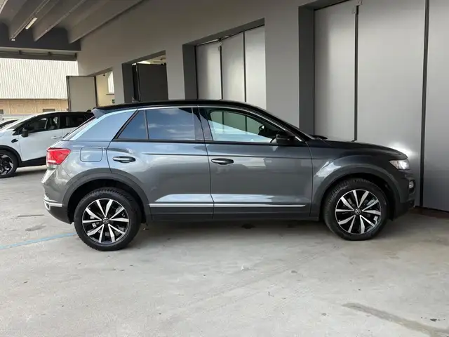 Volkswagen T-Roc view 5