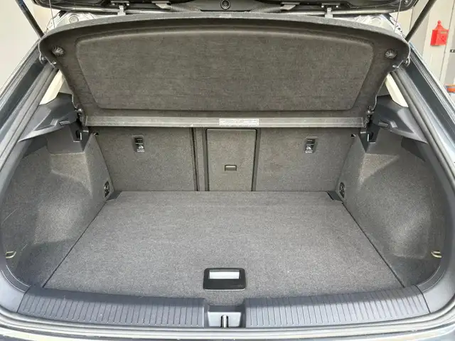 Volkswagen T-Roc view 9