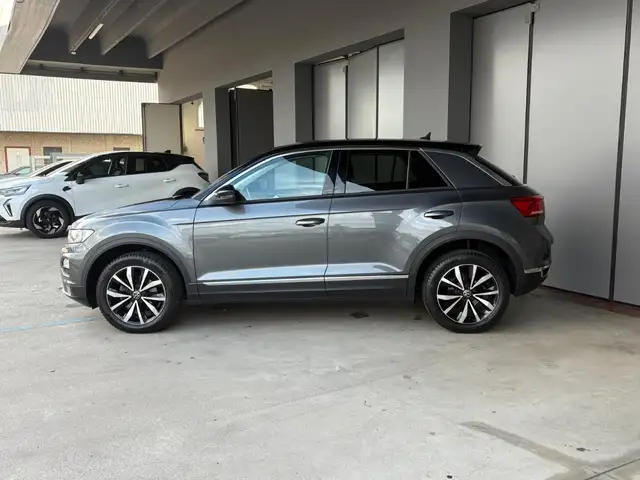 Volkswagen T-Roc view 2