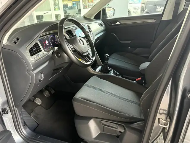 Volkswagen T-Roc view 11