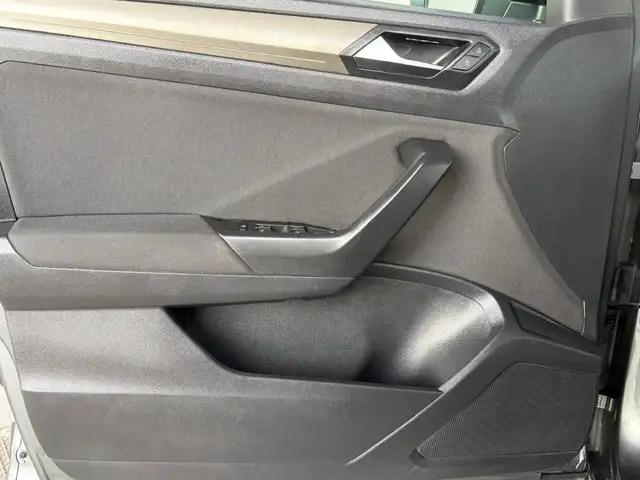 Volkswagen T-Roc view 12