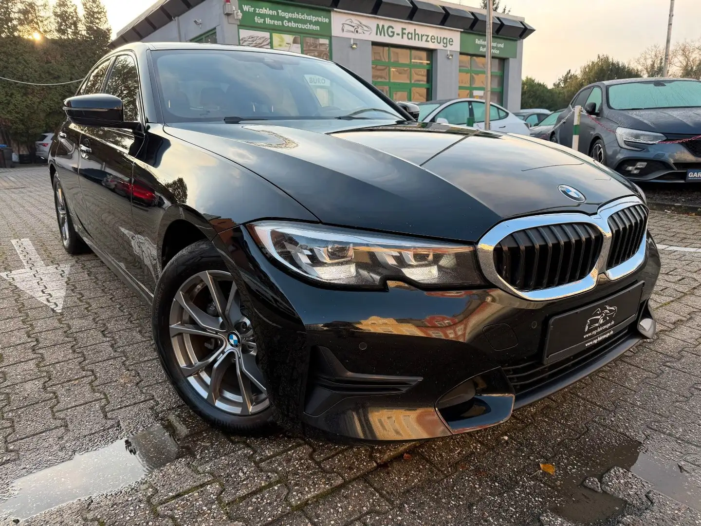BMW 318 d Sport Line NAVI STANDH LEDER LENKRADHEIZ. Schwarz - 1