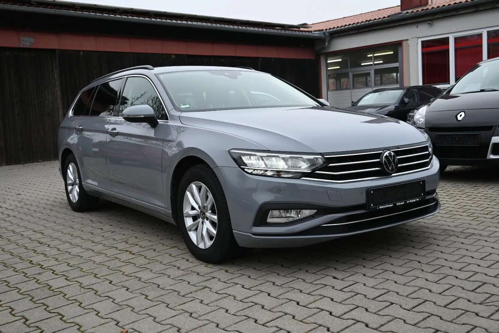 Volkswagen Passat Variant Business/AHK/ACC/LED/Kamera Grijs - 1