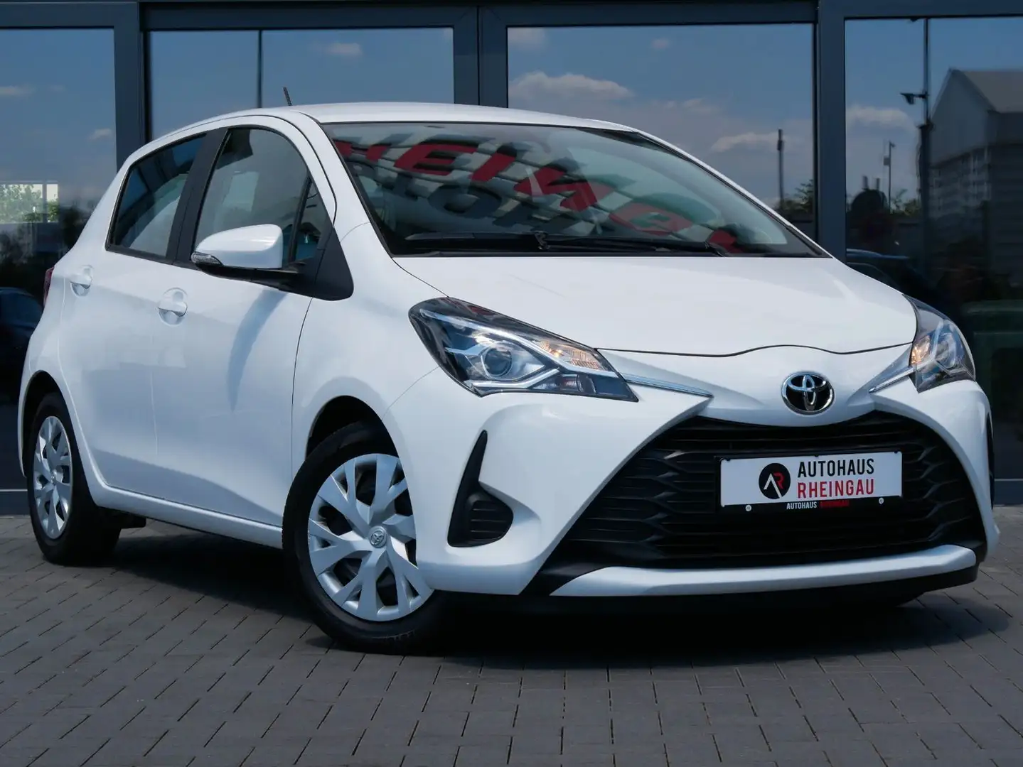 Toyota Yaris Comfort R-KAMERA 1. HAND NAVI Bílá - 1