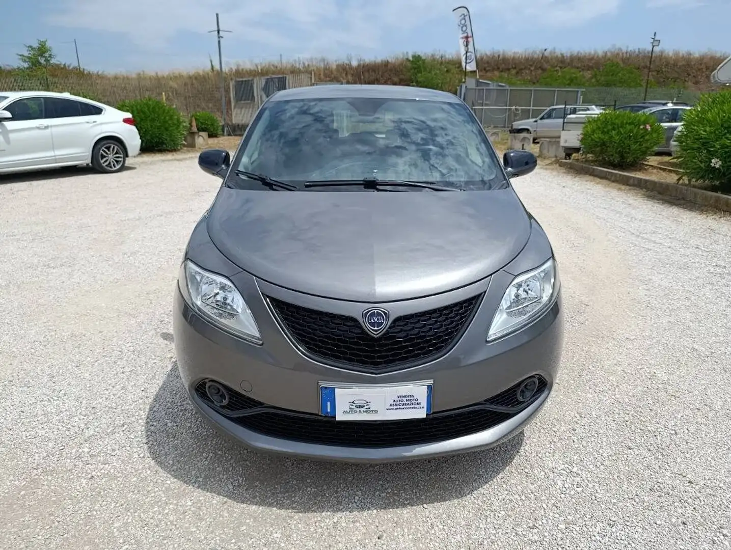Lancia Ypsilon 1.2 Gold 69cv my16 GPL Gris - 2