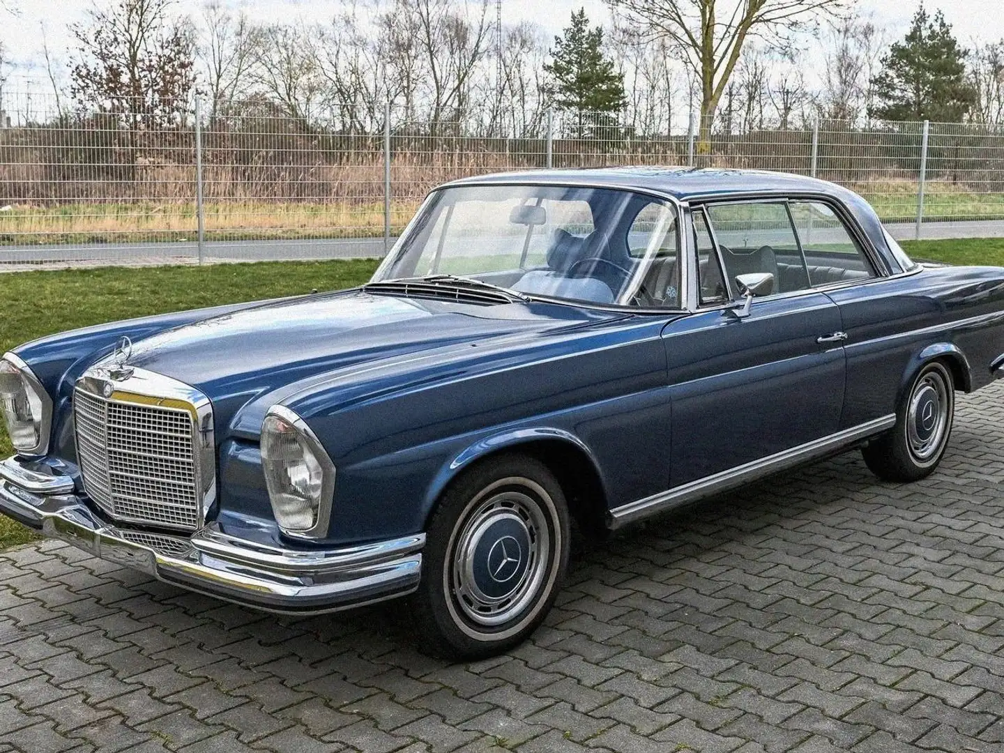 Mercedes-Benz 280 W111 280 SE 3.5 Bleu - 1