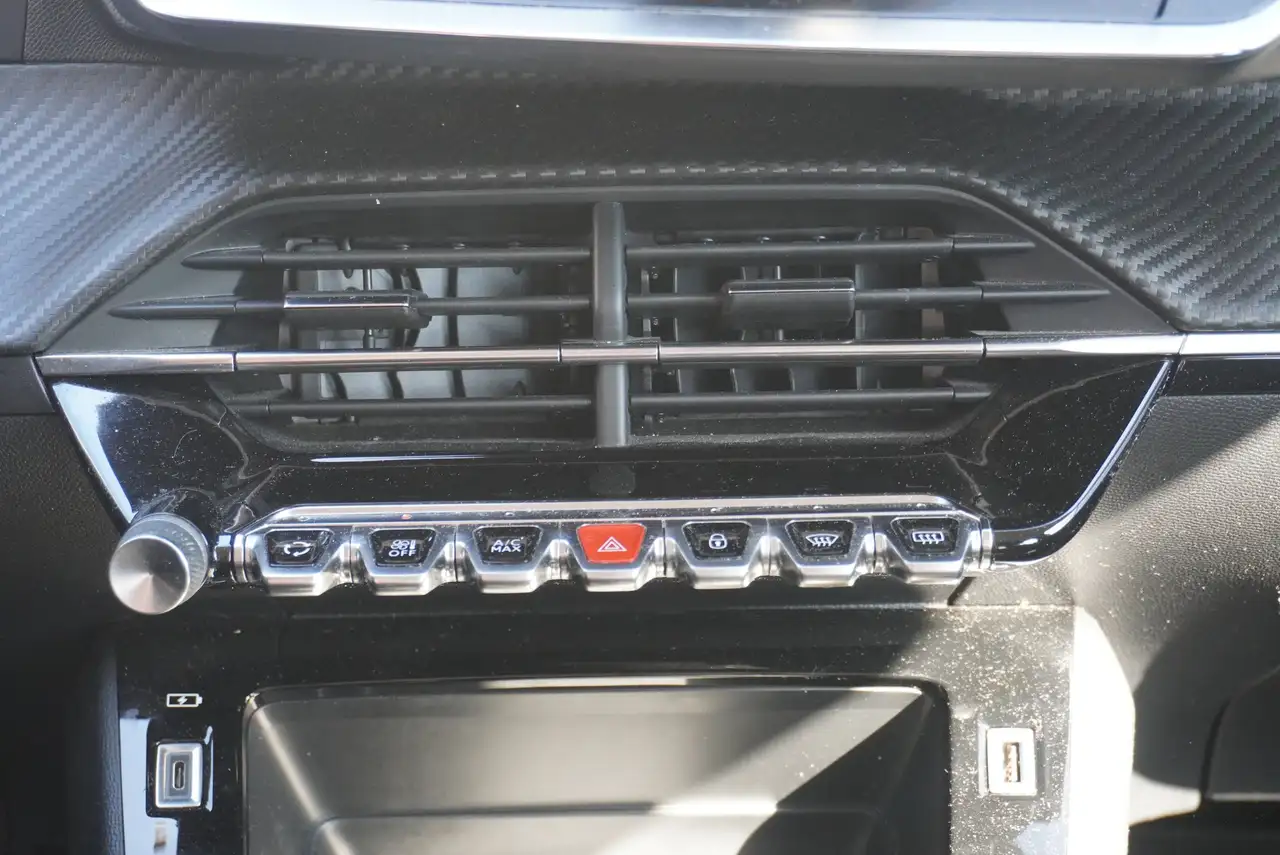 Peugeot 208 208 — photo 20