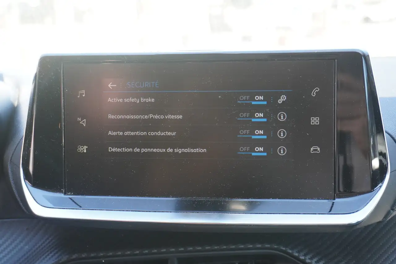 Peugeot 208 208 — photo 22